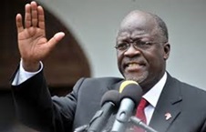 Il presidente della Tanzania John Magufuli parla della papaya positiva al coronavirus